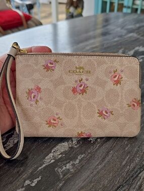 Coach EUC Beige Floral Signature Wristlet with Pink Roses 6.25x4.25